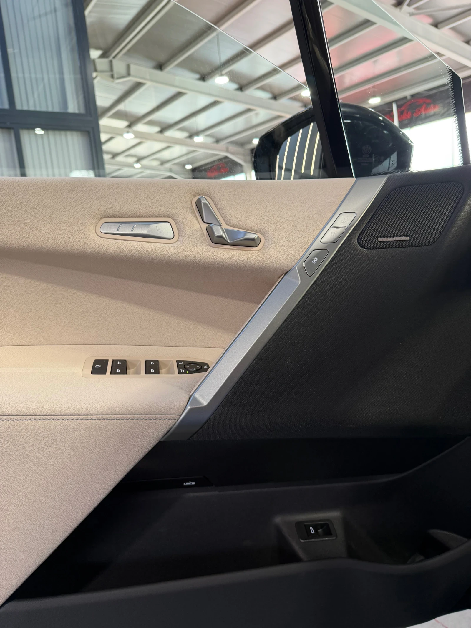 BMW iX 40 xDrive * HARMAN/KARDON* HEAD UP* M PACKET* 360 , снимка 10 - Автомобили и джипове - 54220705