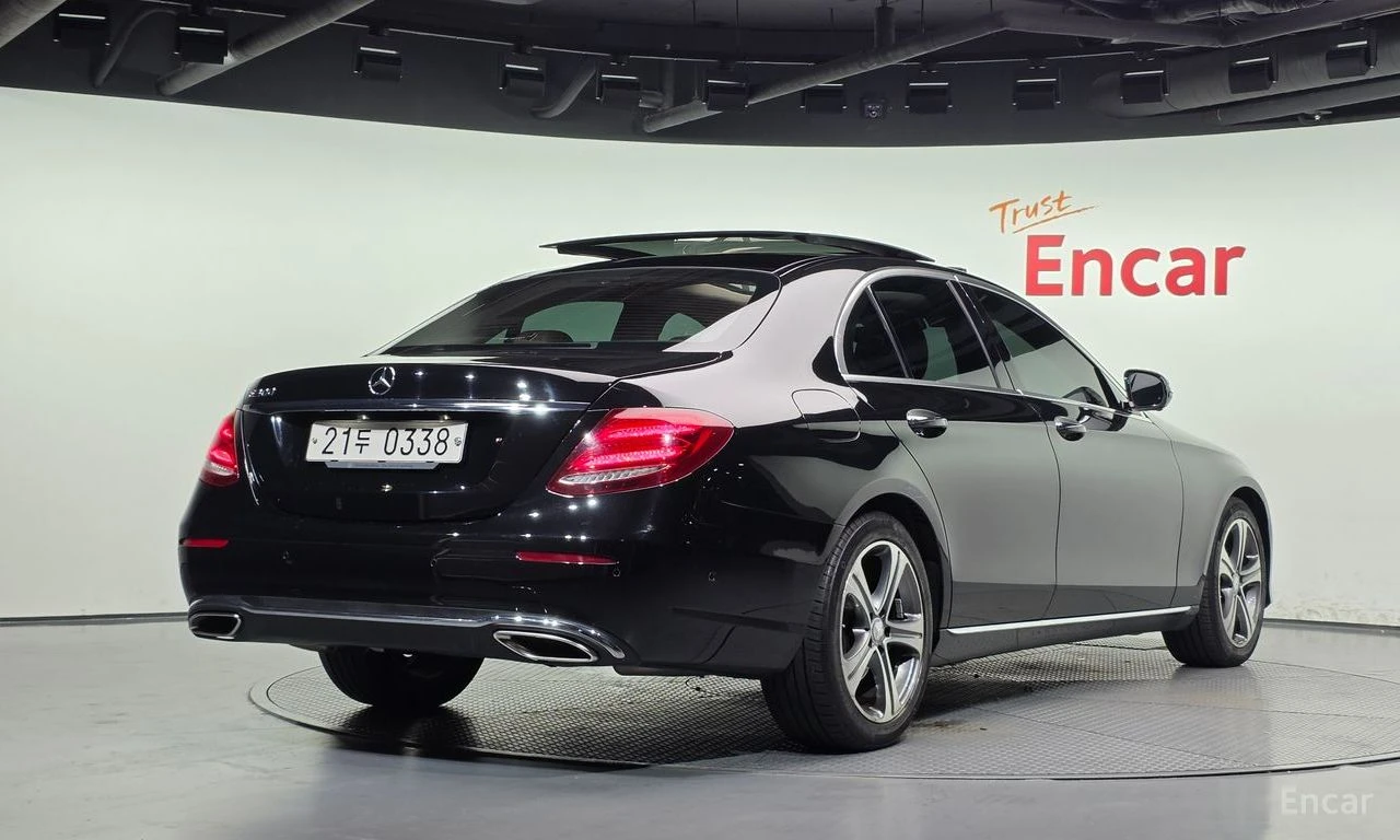 Mercedes-Benz E 300 ДИГИТАЛНО* ТАБЛО* ПАНОРАМА* ПОДГРЕВ* КАМЕРА* , снимка 2 - Автомобили и джипове - 56114495