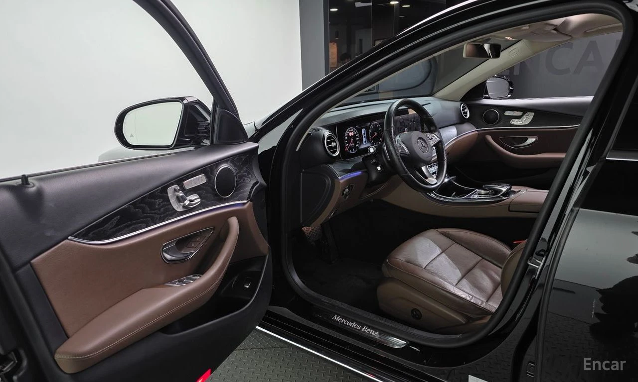 Mercedes-Benz E 300 ДИГИТАЛНО* ТАБЛО* ПАНОРАМА* ПОДГРЕВ* КАМЕРА* , снимка 5 - Автомобили и джипове - 56114495