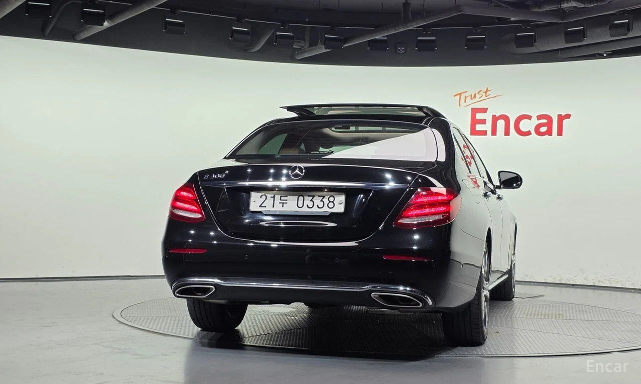 Mercedes-Benz E 300 ДИГИТАЛНО* ТАБЛО* ПАНОРАМА* ПОДГРЕВ* КАМЕРА* , снимка 4 - Автомобили и джипове - 56114495
