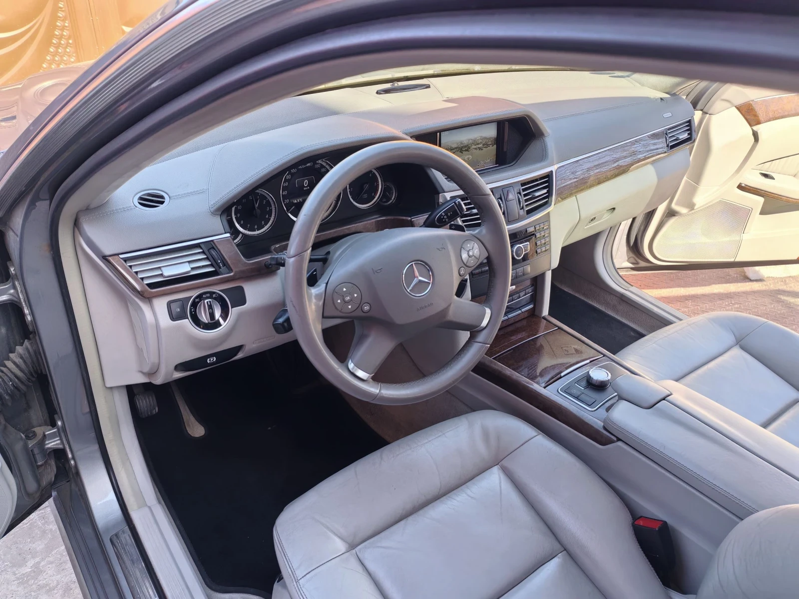 Mercedes-Benz E 300 Хибрид, снимка 6 - Автомобили и джипове - 56357605