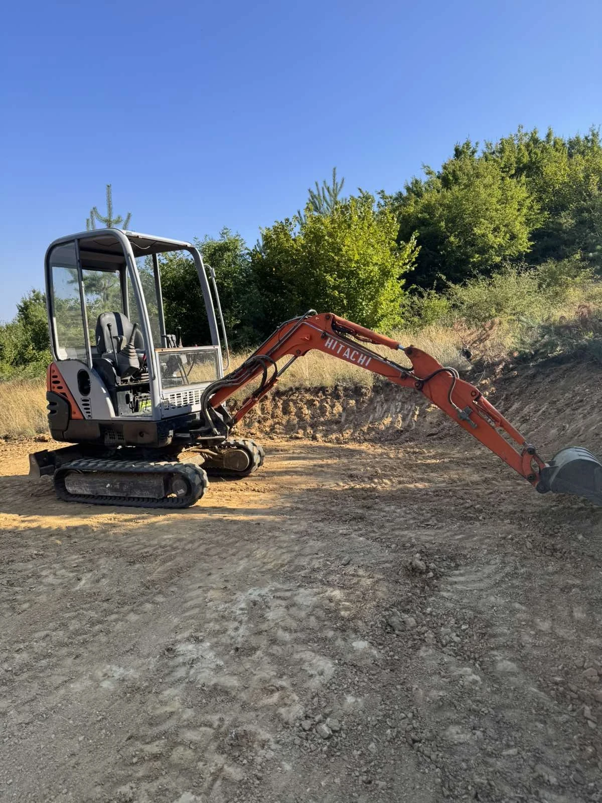 Багер Hitachi ZX18 CLR