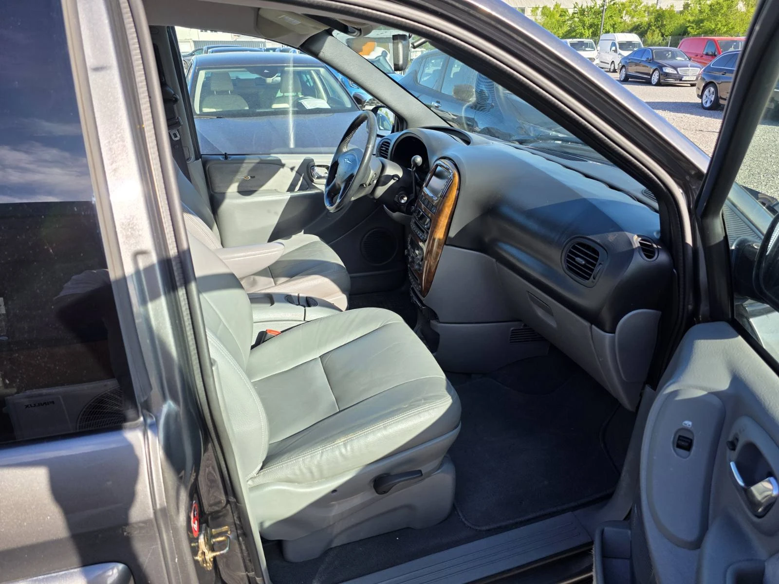 Chrysler Gr.voyager 3.3LPG/4x4/Automatic/7места, снимка 9 - Автомобили и джипове - 54721929
