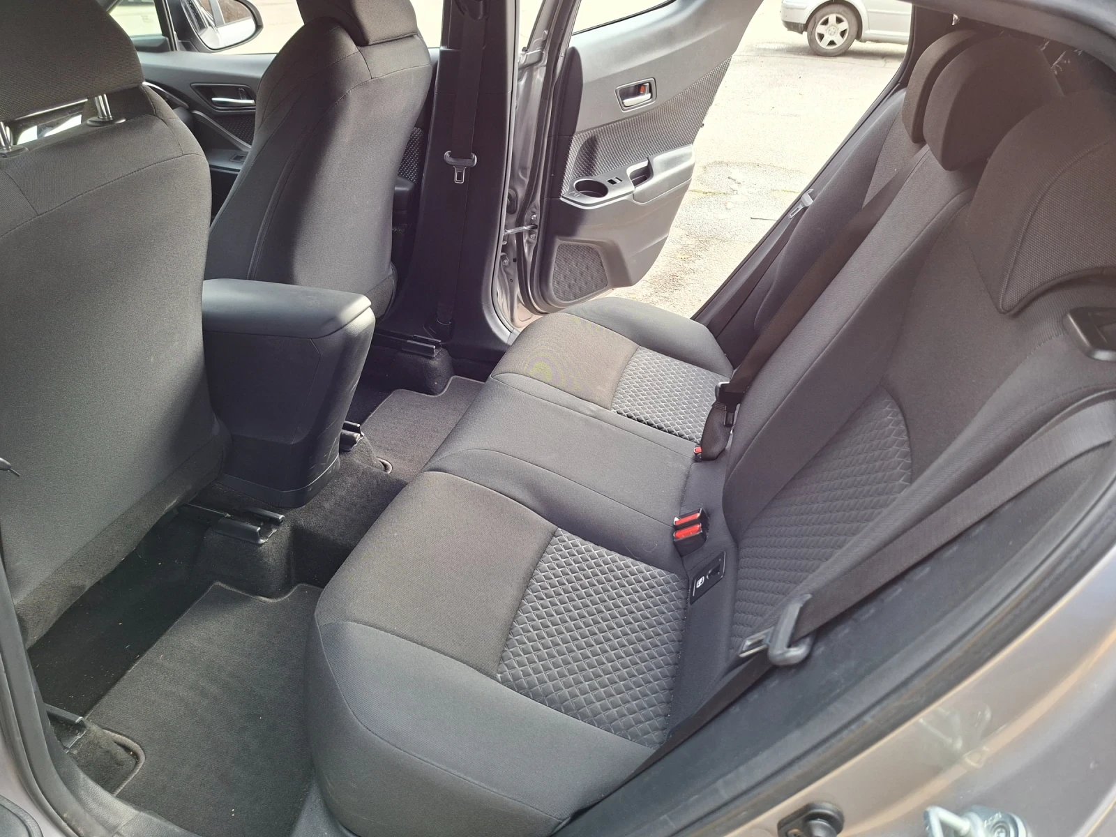 Toyota C-HR center benzin - изображение 10