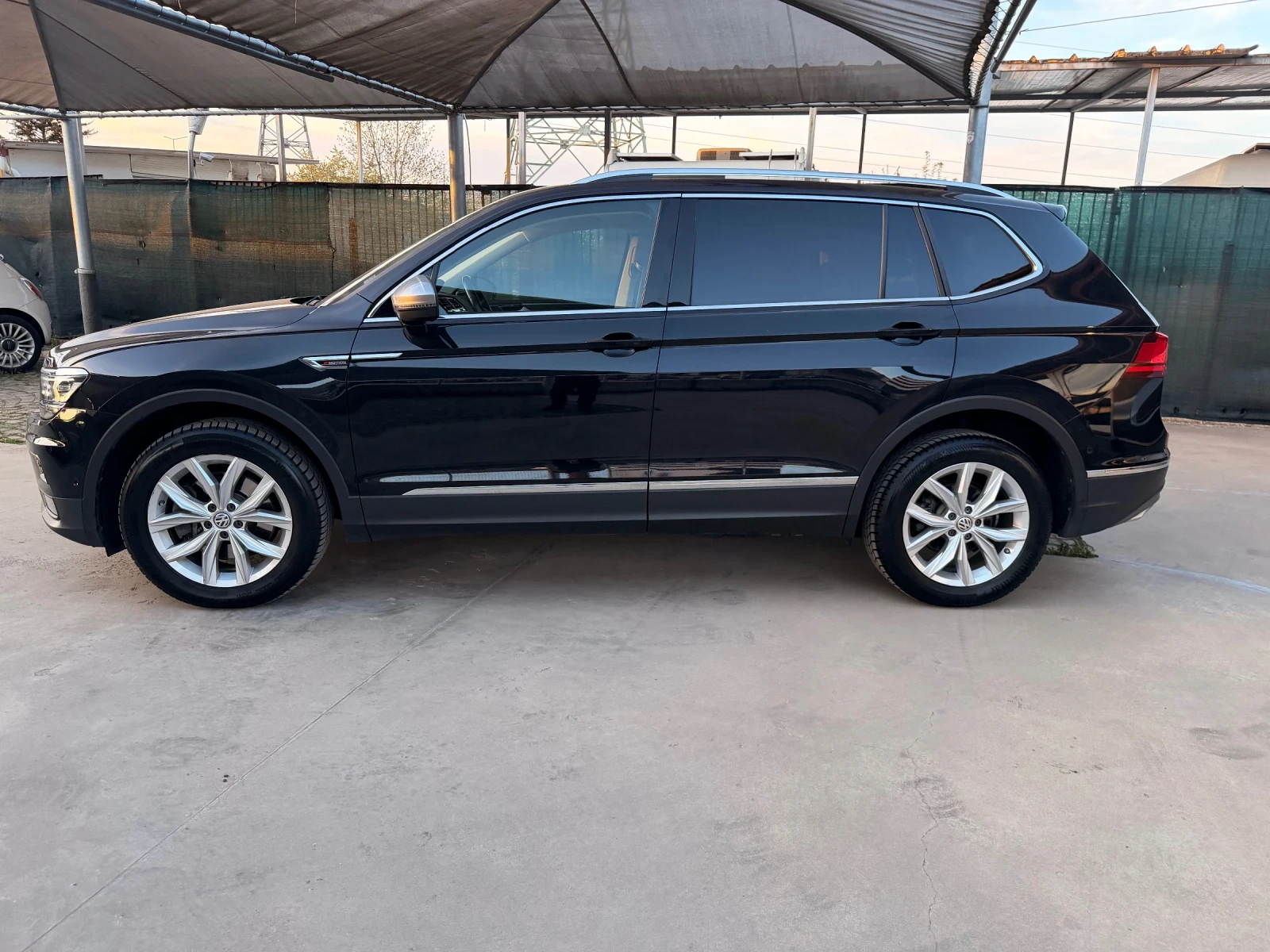 VW Tiguan 4Х4* 6+ 1Mеста* АВТОМОТИК* ПАНОРАМА* КОЖА* ПОДГРЕВ, снимка 2 - Автомобили и джипове - 54333211