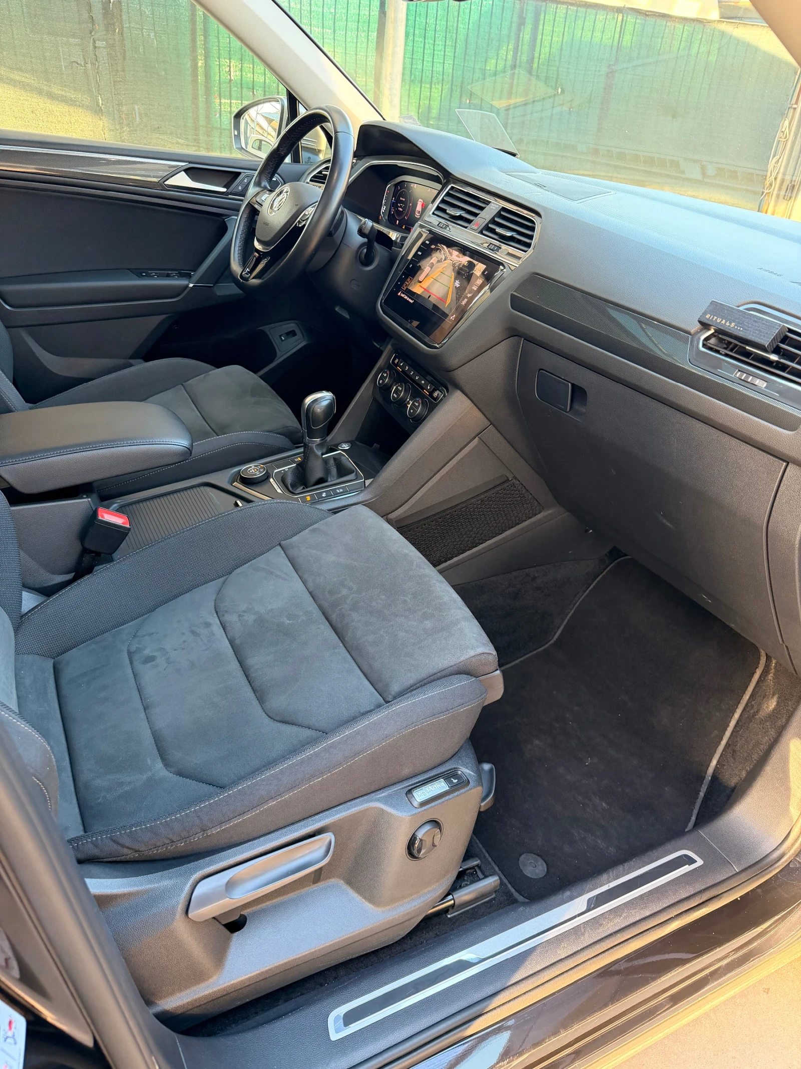 VW Tiguan 4Х4* 6+ 1Mеста* АВТОМОТИК* ПАНОРАМА* КОЖА* ПОДГРЕВ, снимка 10 - Автомобили и джипове - 54333211