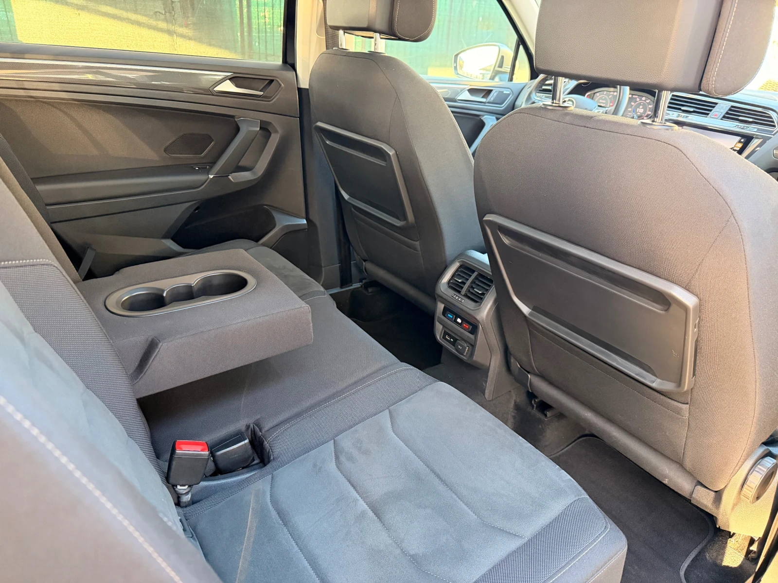 VW Tiguan 4Х4* 6+ 1Mеста* АВТОМОТИК* ПАНОРАМА* КОЖА* ПОДГРЕВ, снимка 11 - Автомобили и джипове - 54333211