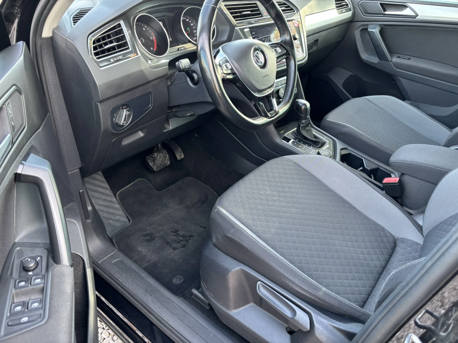 VW Tiguan Comfortline 2.0 TDI 4x4, снимка 7 - Автомобили и джипове - 54555215