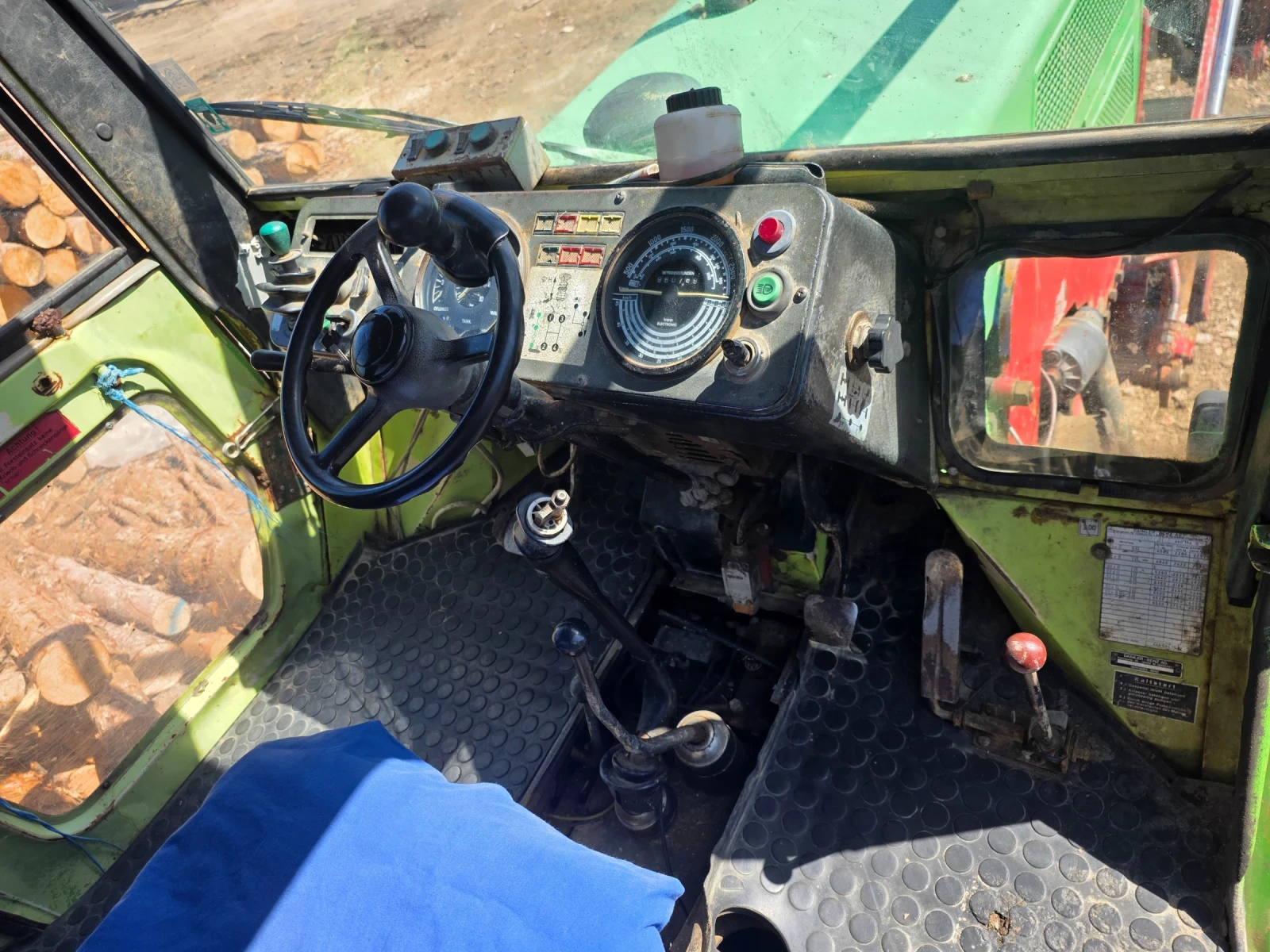 Специализирани машини Машини за дърводобив Mercedes MB Trak 900