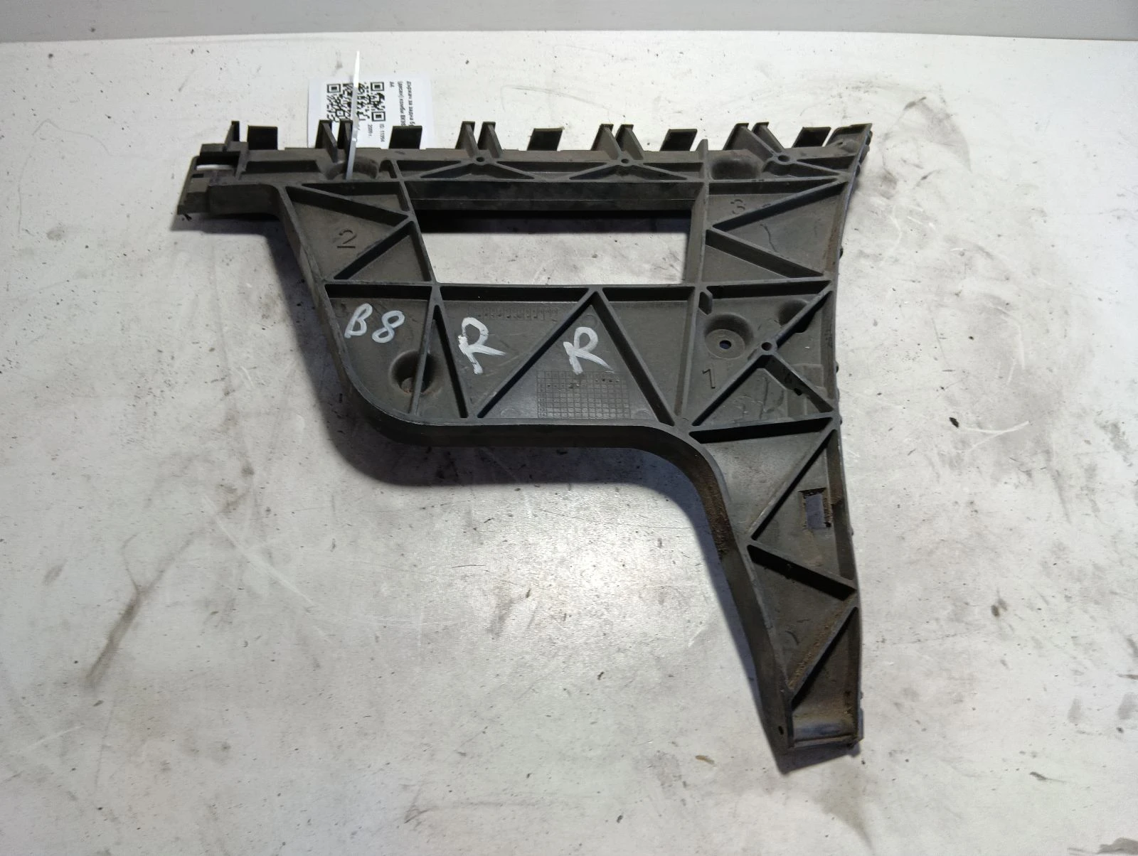 държач за задна броня (десен) комби 8K9807454 Audi A4