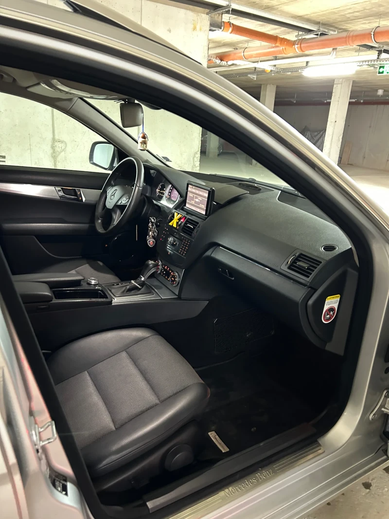 Mercedes-Benz C 220, снимка 3 - Автомобили и джипове - 52740392