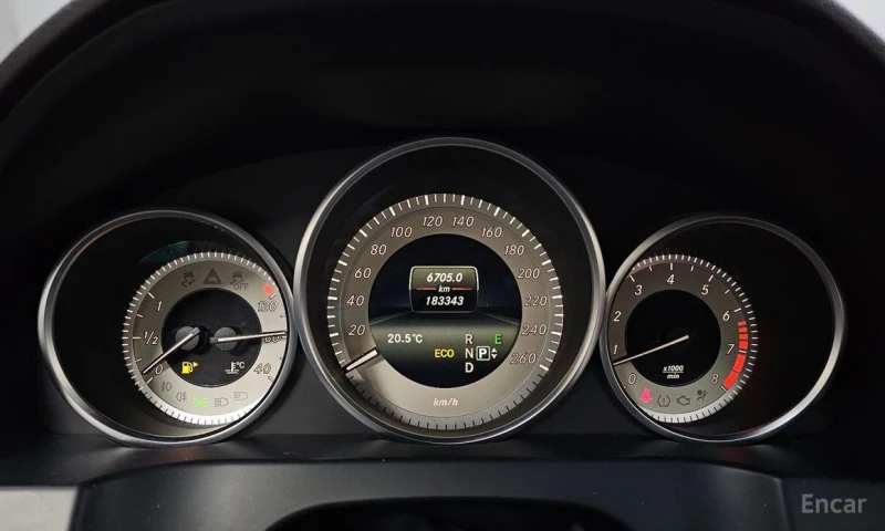 Mercedes-Benz E 200, снимка 8 - Автомобили и джипове - 52908639