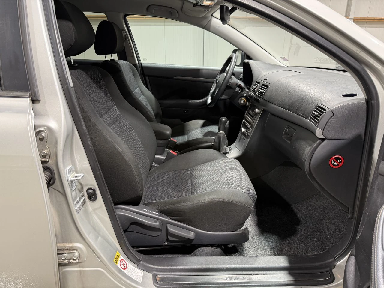 Toyota Avensis 1.8 VVTi, снимка 10 - Автомобили и джипове - 54495535