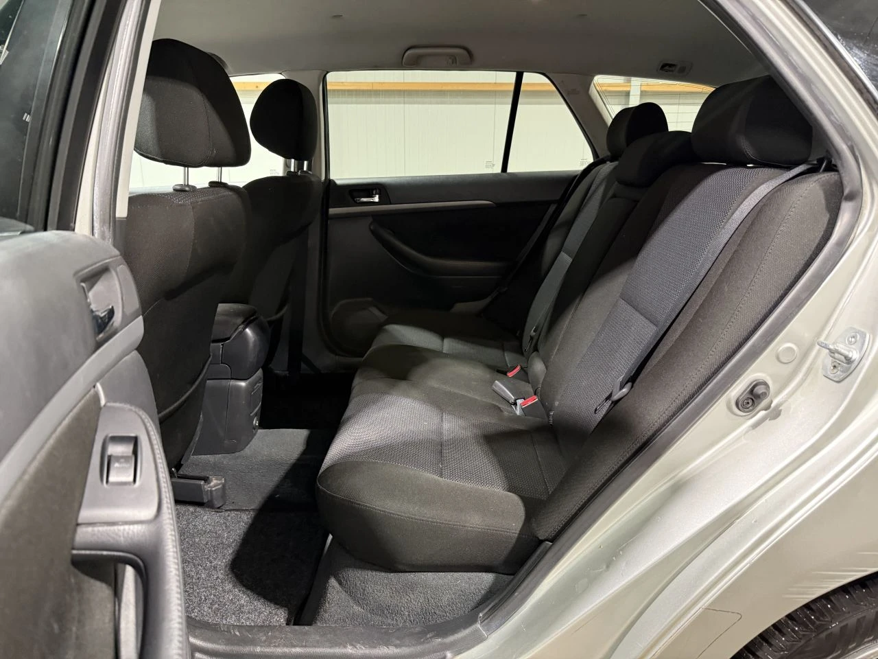 Toyota Avensis 1.8 VVTi, снимка 13 - Автомобили и джипове - 54495535