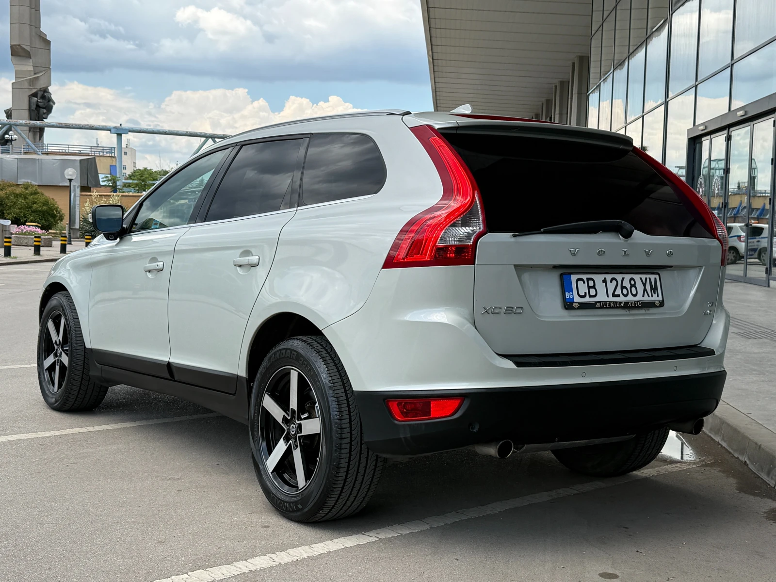 Volvo XC60 6 МЕСЕЦА ГАРАНЦИЯ/3.0i T6 305кс 4х4 Панорама, снимка 3 - Автомобили и джипове - 54977636