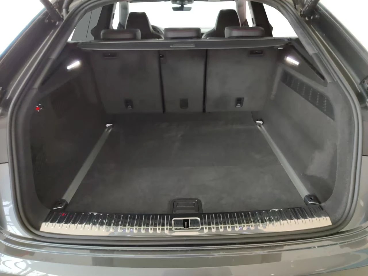 Audi RSQ8 FACELIFT / MATRIX / BLACK OPTIC / B&O / HUD / 360 , снимка 17 - Автомобили и джипове - 56018931