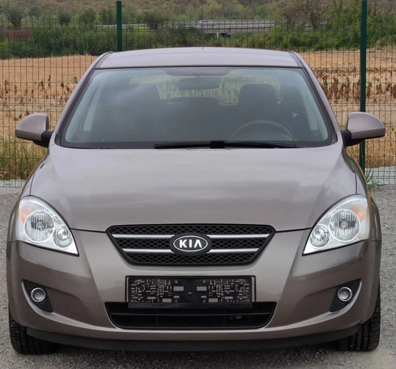 Kia Ceed 1.6CRDI, снимка 8 - Автомобили и джипове - 47466874