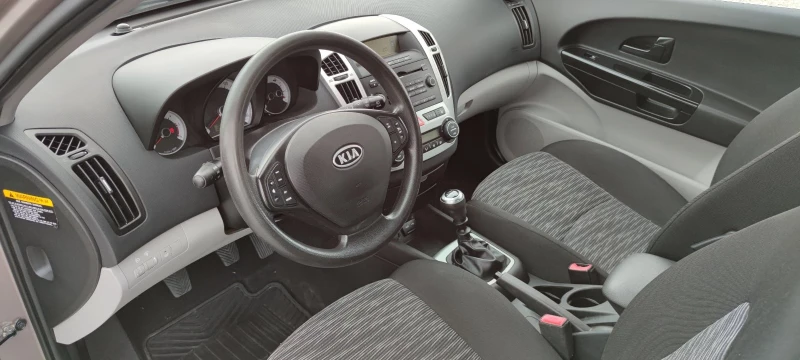 Kia Ceed 1.6CRDI, снимка 10 - Автомобили и джипове - 47466874