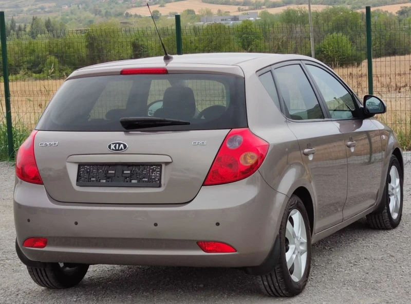 Kia Ceed 1.6CRDI, снимка 3 - Автомобили и джипове - 47466874