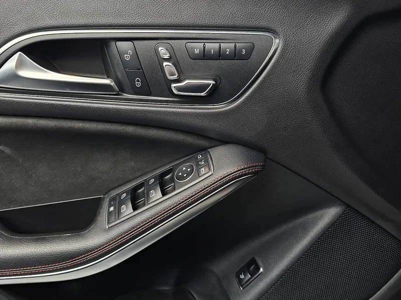 Mercedes-Benz CLA 2.5, снимка 14 - Автомобили и джипове - 54287661