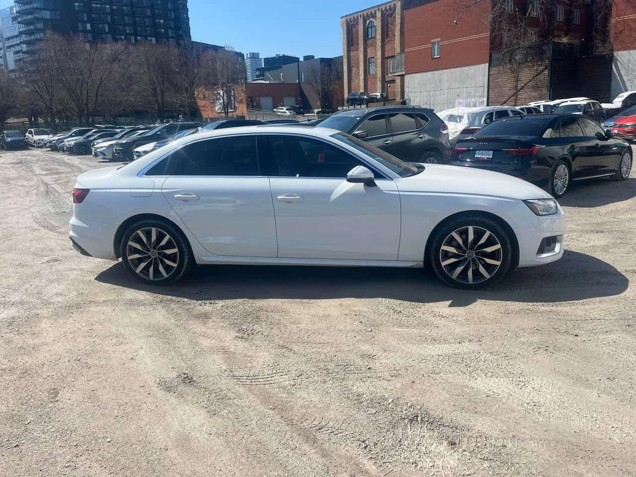 Audi A4  Komfort /DIS/CAMERA/LED/КЛИП НА МОТОРА , снимка 2 - Автомобили и джипове - 54167654