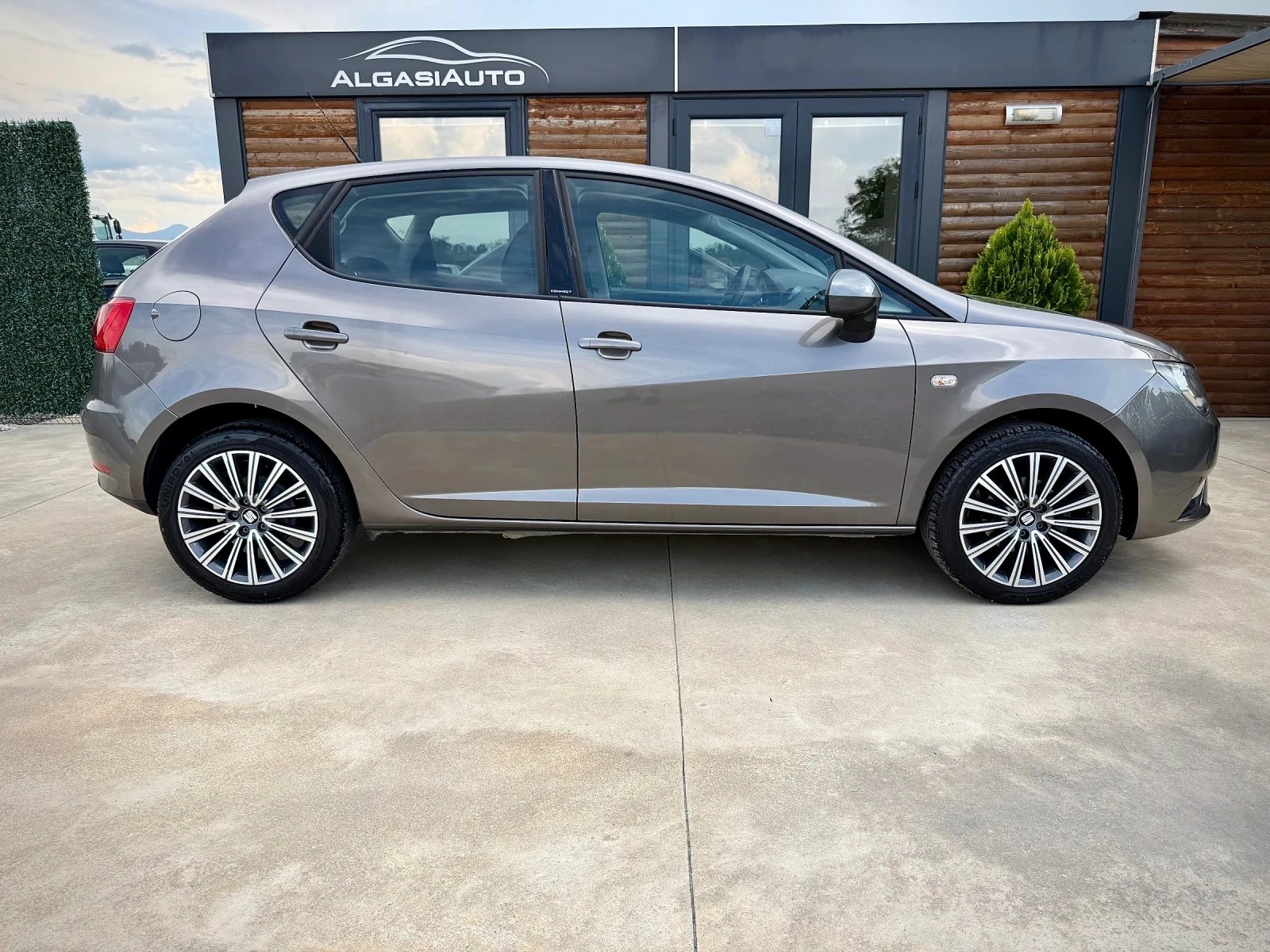 Seat Ibiza 1.0 MPI* CONNECT, снимка 5 - Автомобили и джипове - 54766402