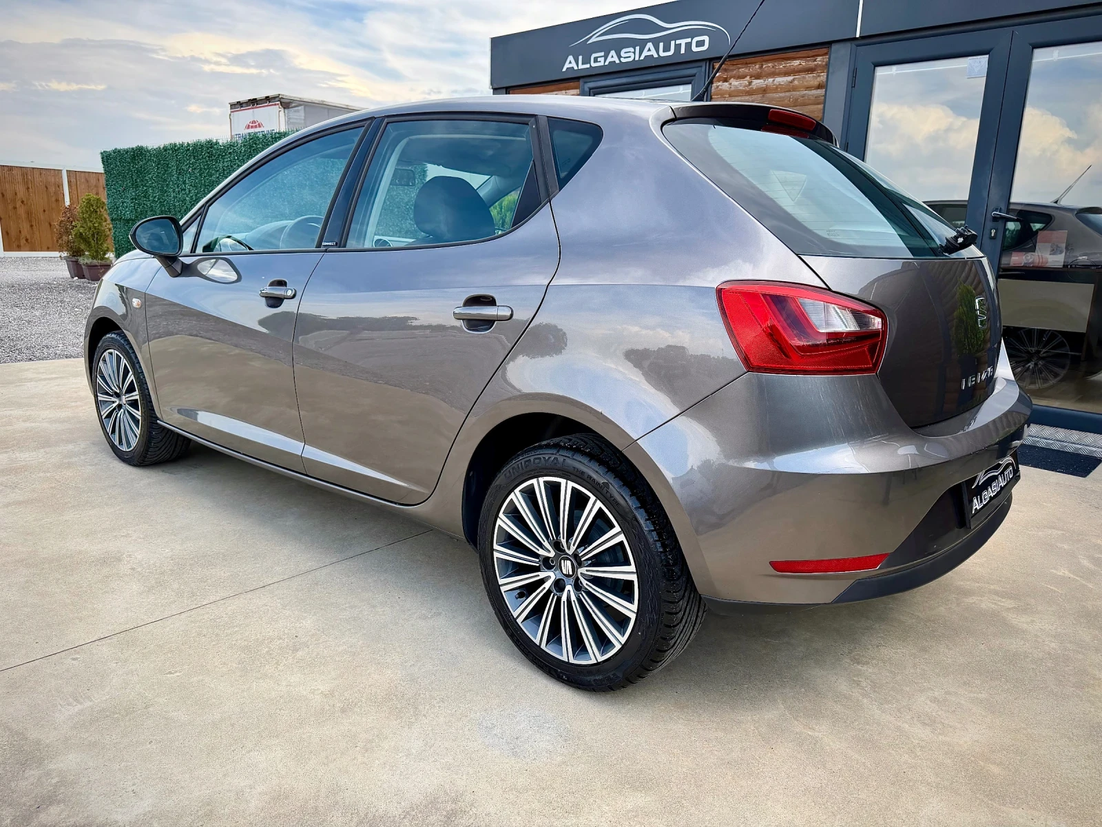 Seat Ibiza 1.0 MPI* CONNECT, снимка 3 - Автомобили и джипове - 54766402