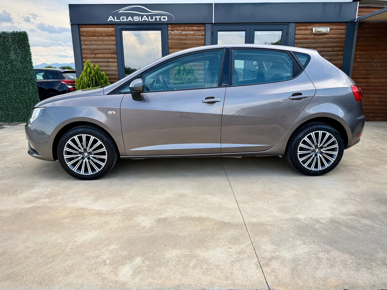 Seat Ibiza 1.0 MPI* CONNECT, снимка 2 - Автомобили и джипове - 54766402