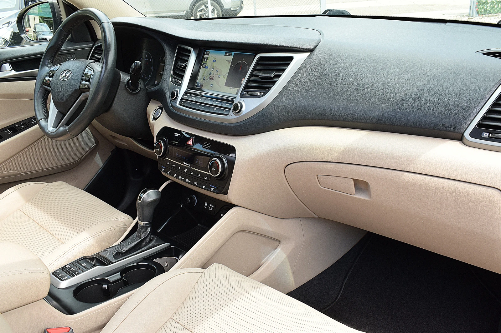 Hyundai Tucson 2.0ШВЕЙЦАРИЯ/VERTEX/4x4/АВТОМАТИК/ОБДУХВАНЕ/КАМЕРА, снимка 12 - Автомобили и джипове - 54806176