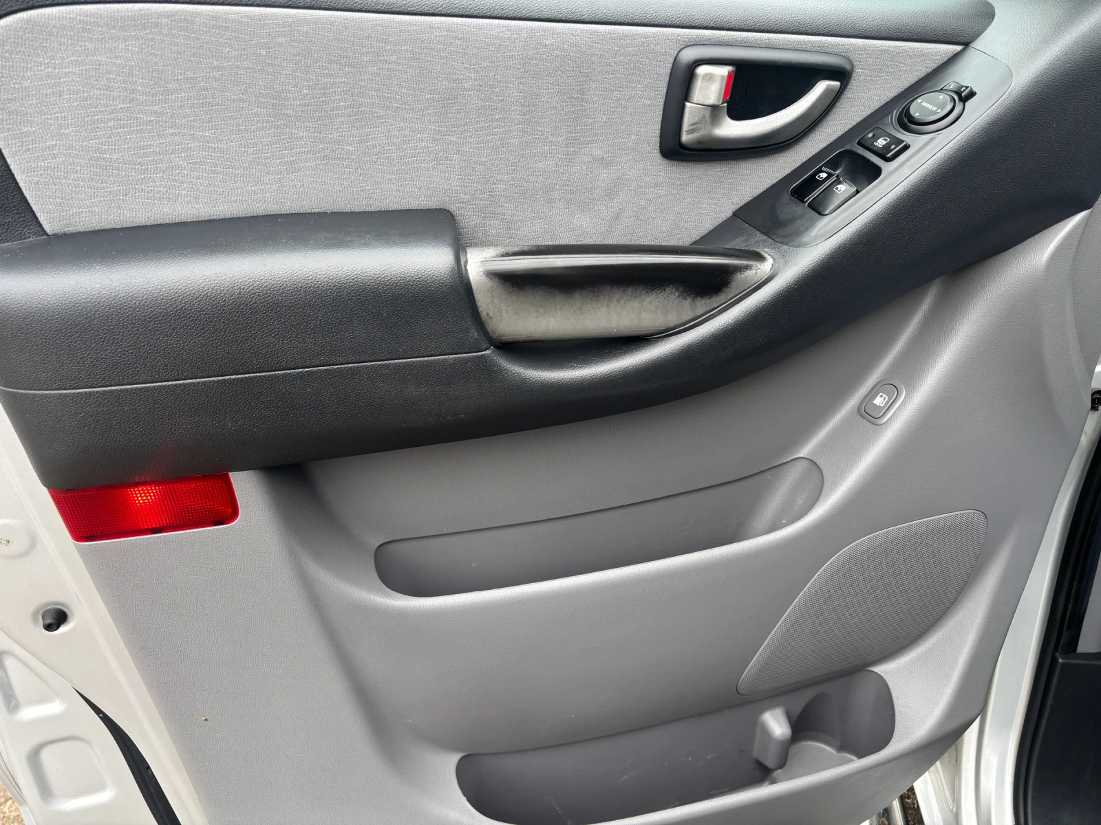 Hyundai H1 2011+ 2.5+ 170кс+ 8МЕСТА+ РОЛБАРИ+ КАТО НОВ, снимка 8 - Бусове и автобуси - 54083635