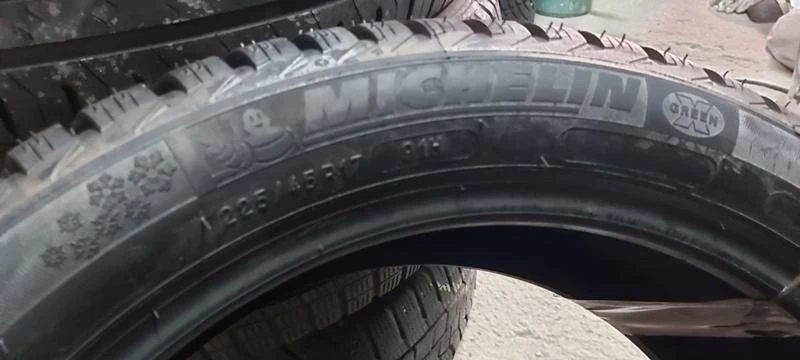 Гуми Зимни 225/45R17, снимка 4 - Гуми и джанти - 29880151