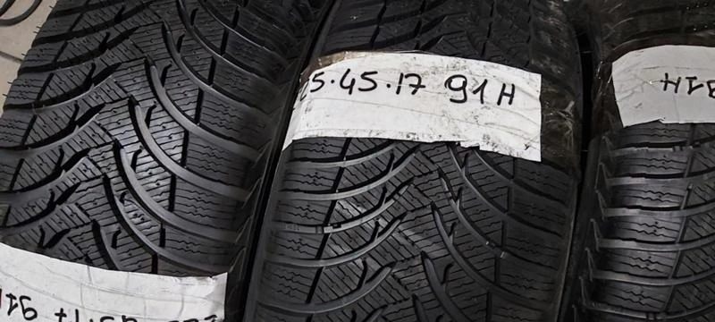 Гуми Зимни 225/45R17, снимка 2 - Гуми и джанти - 29880151