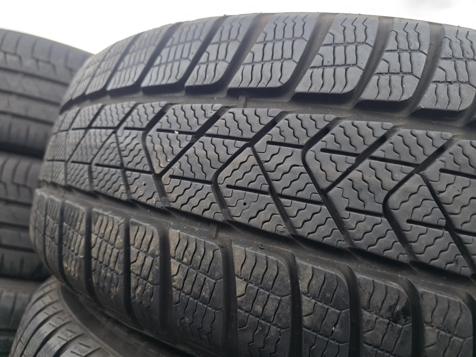 Гуми Зимни 225/60R18