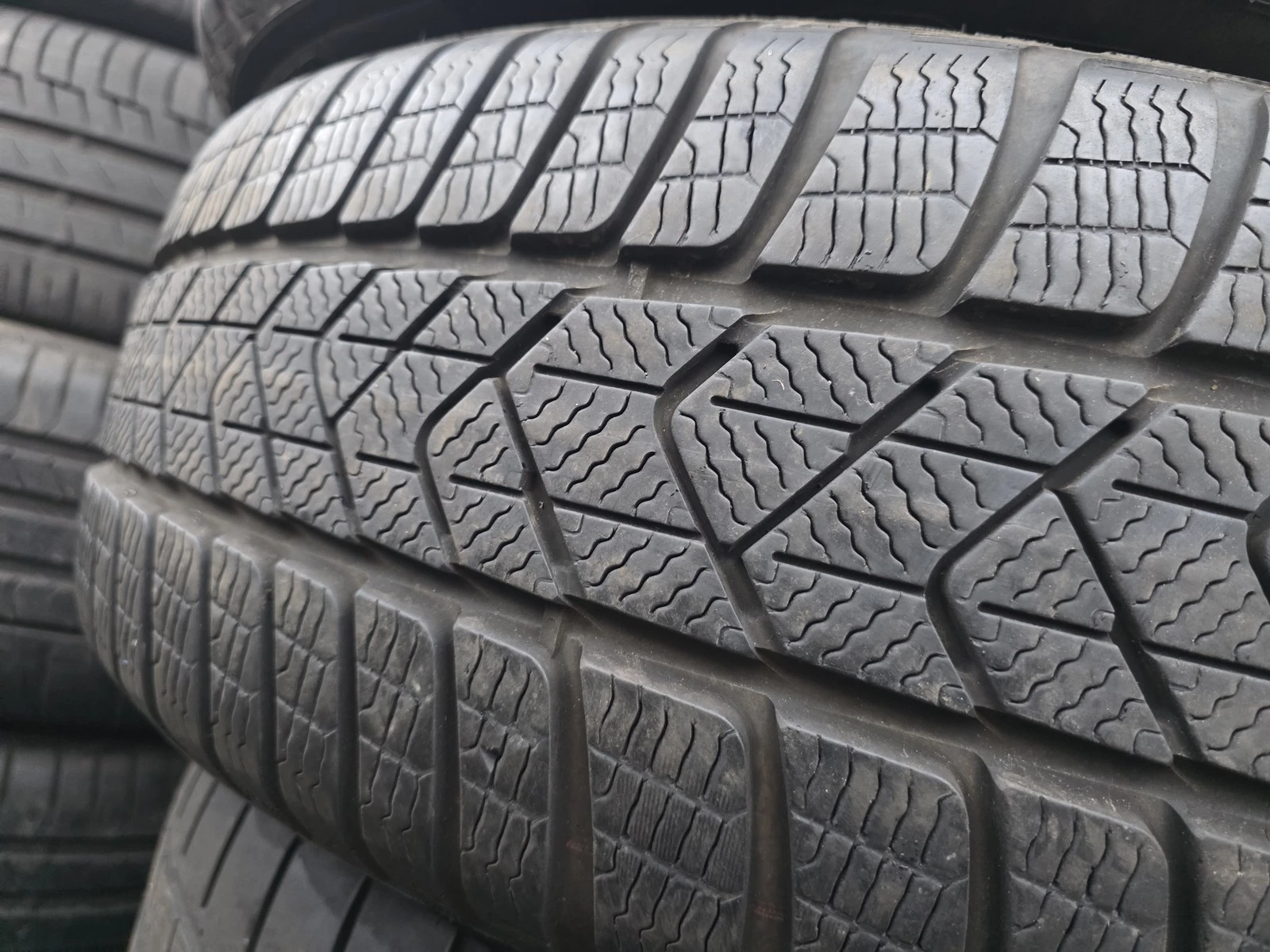 Гуми Зимни 225/60R18, снимка 2 - Гуми и джанти - 56724941