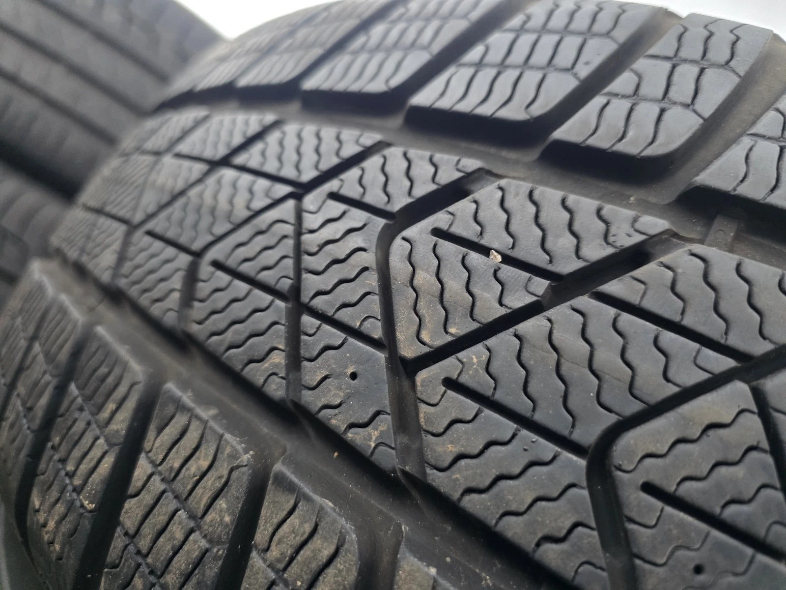Гуми Зимни 225/60R18, снимка 4 - Гуми и джанти - 56724941