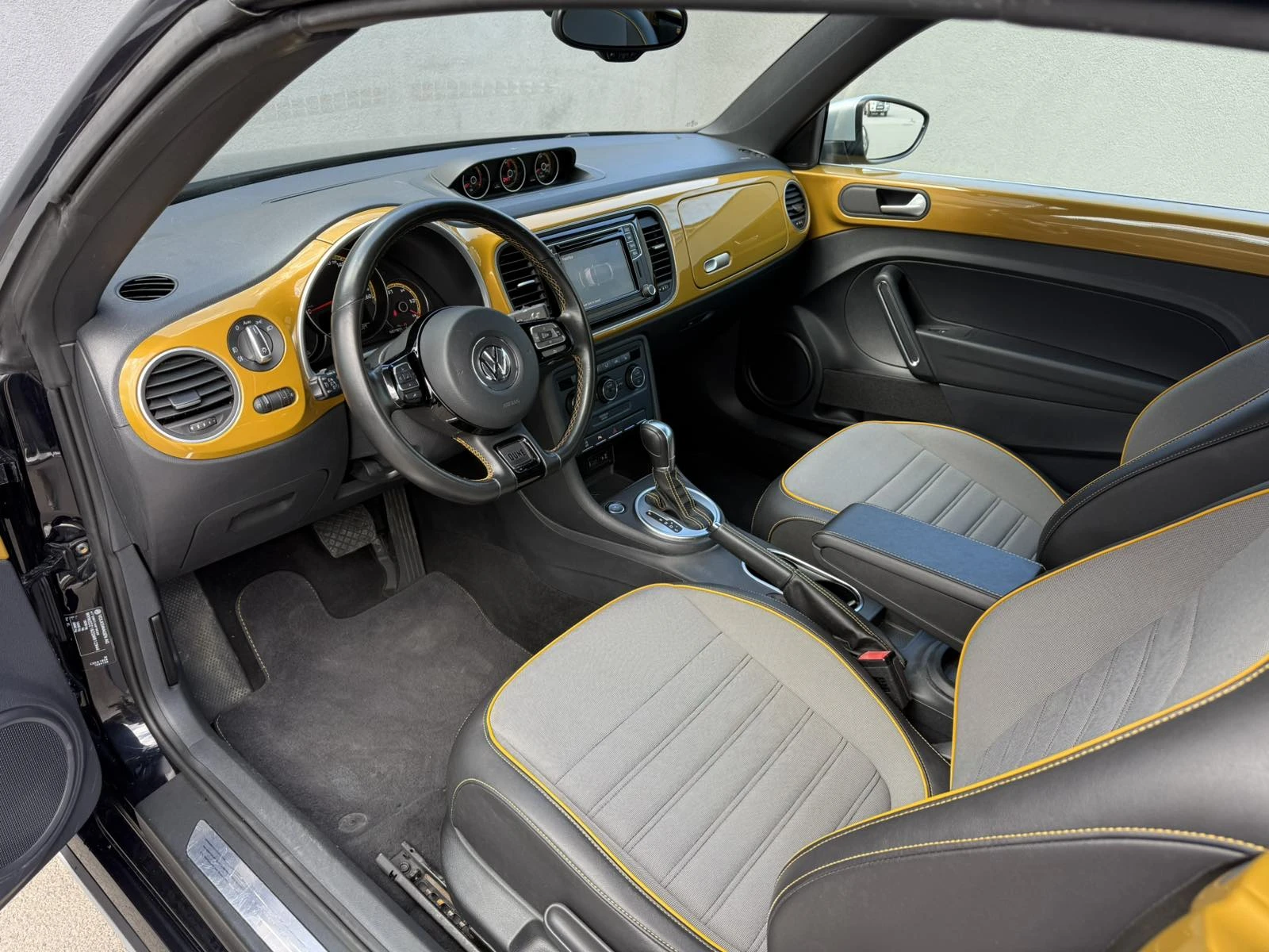 VW Beetle 1.4L DUNE КАБРИОЛЕТ - изображение 10