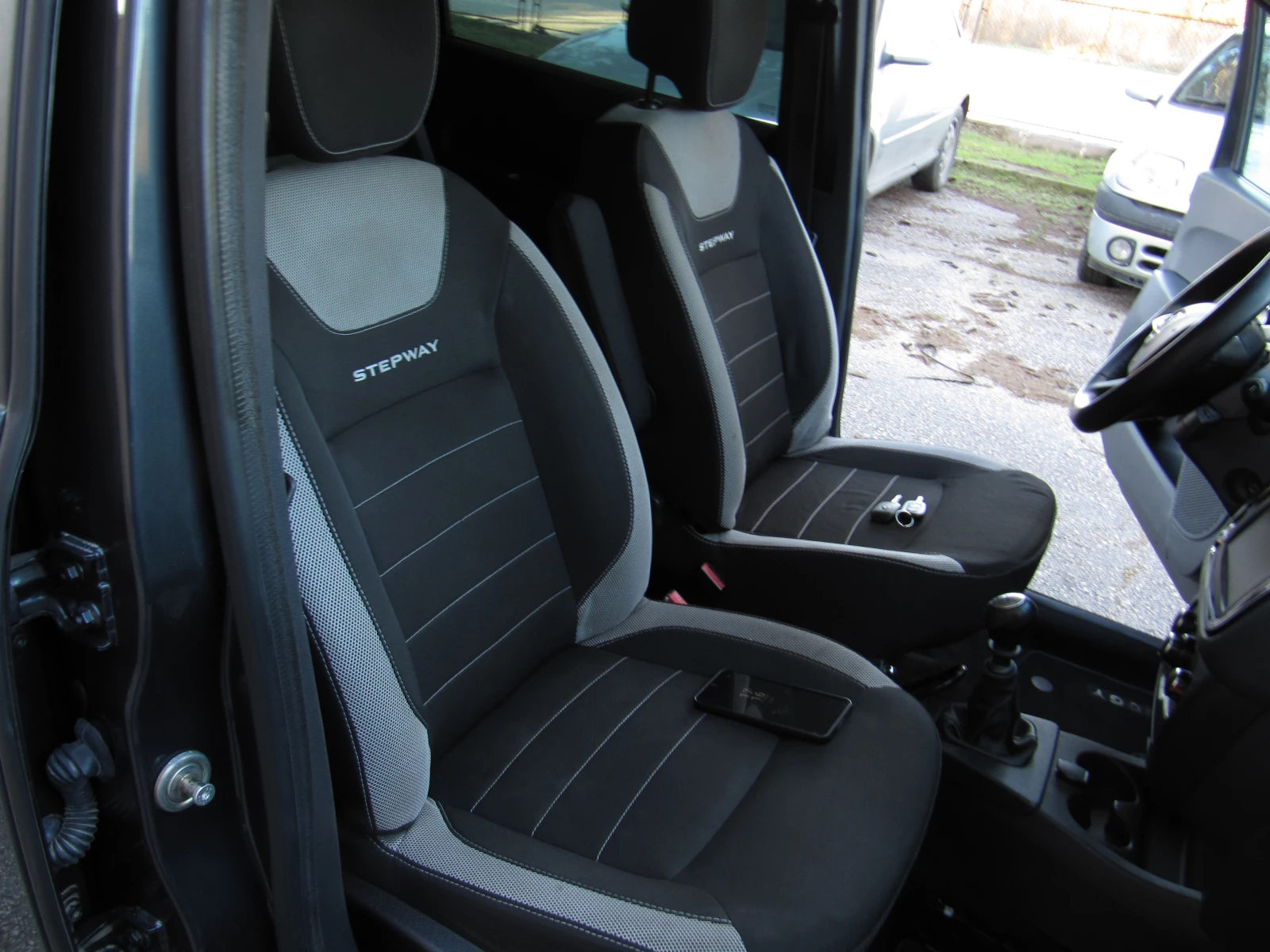 Dacia Lodgy 1.5dci STEPWAY 7места, снимка 12 - Автомобили и джипове - 53908826