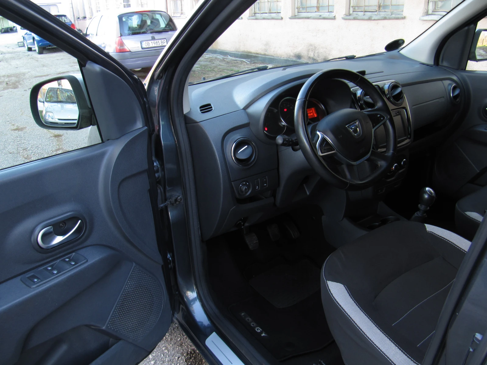 Dacia Lodgy 1.5dci STEPWAY 7места, снимка 10 - Автомобили и джипове - 53908826