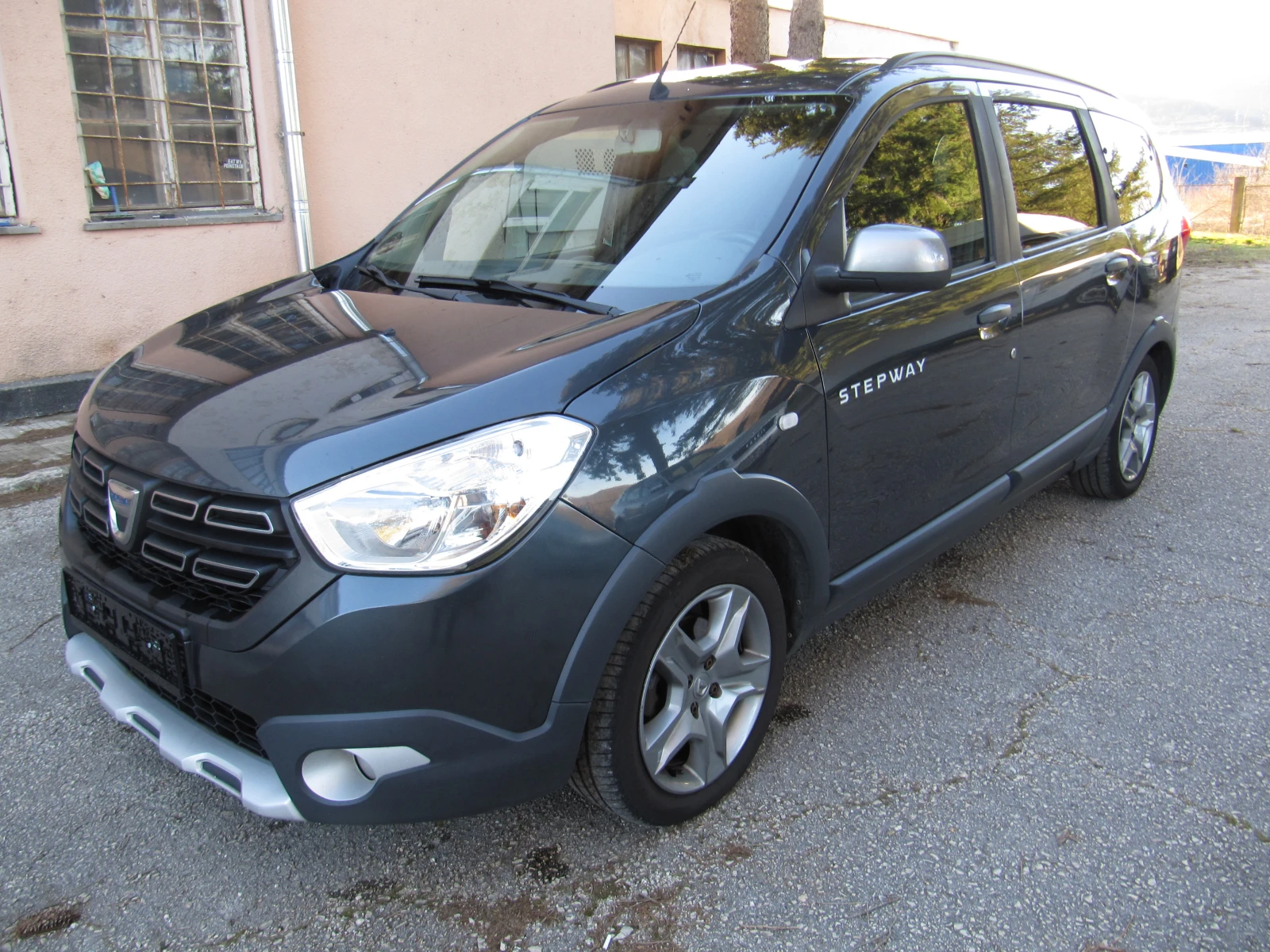 Dacia Lodgy 1.5dci STEPWAY 7места, снимка 8 - Автомобили и джипове - 53908826