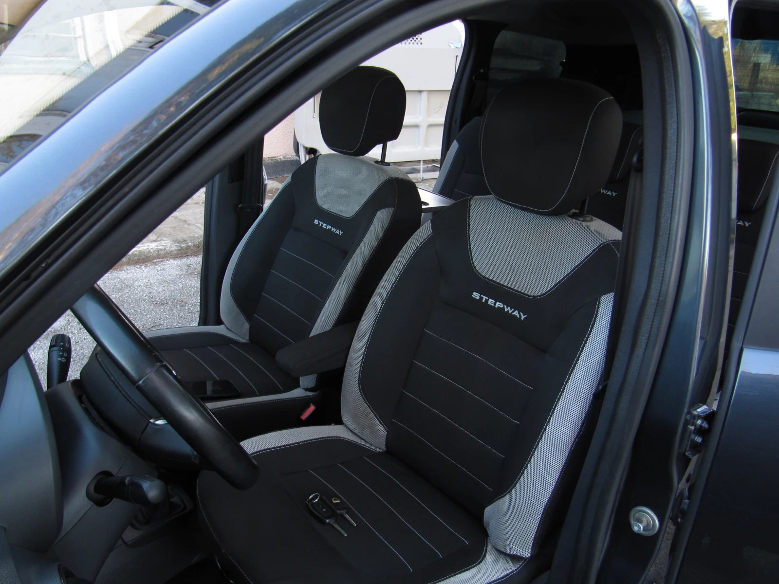 Dacia Lodgy 1.5dci STEPWAY 7места, снимка 9 - Автомобили и джипове - 53908826