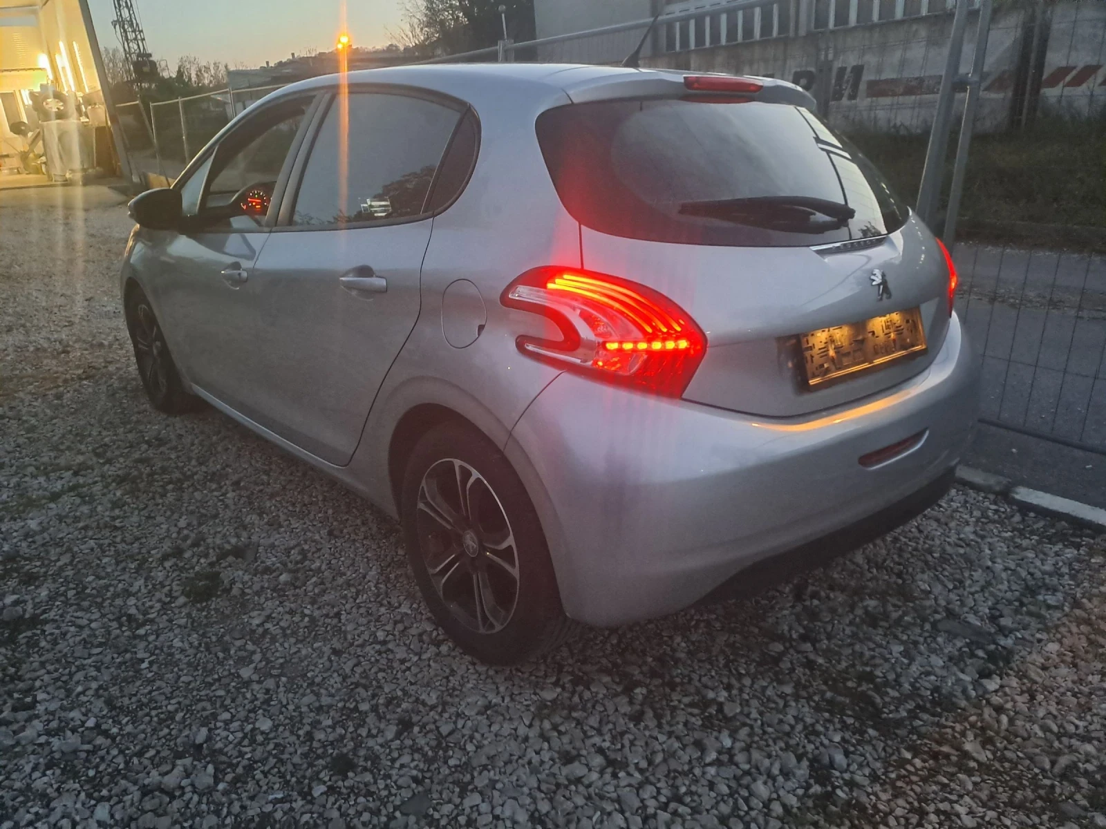 Peugeot 208 1.6HDI ESKLUZIVE 92PS, снимка 5 - Автомобили и джипове - 54087035