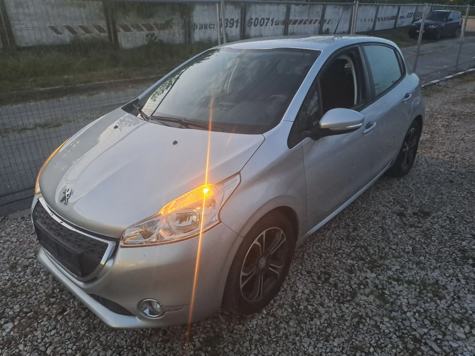 Peugeot 208 1.6HDI ESKLUZIVE 92PS, снимка 2 - Автомобили и джипове - 54087035