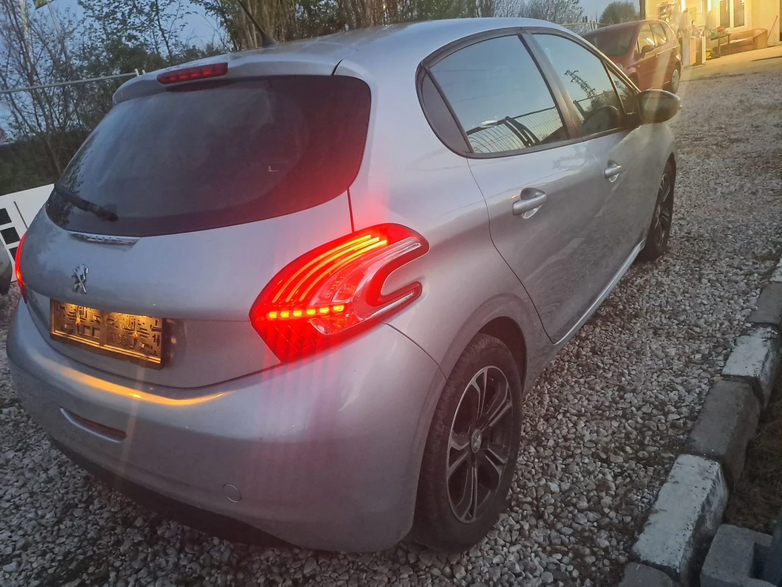 Peugeot 208 1.6HDI ESKLUZIVE 92PS, снимка 4 - Автомобили и джипове - 54087035