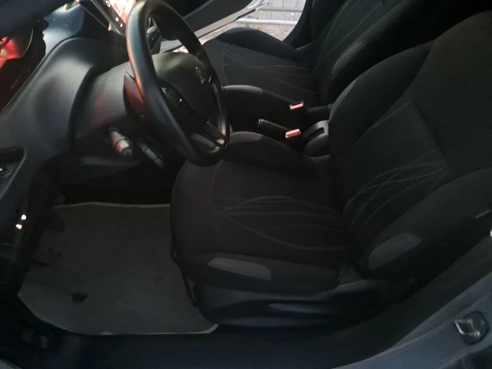 Peugeot 208 1.6HDI ESKLUZIVE 92PS, снимка 8 - Автомобили и джипове - 54087035