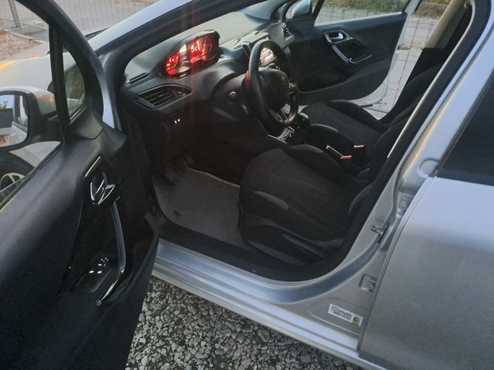 Peugeot 208 1.6HDI ESKLUZIVE 92PS, снимка 10 - Автомобили и джипове - 54087035