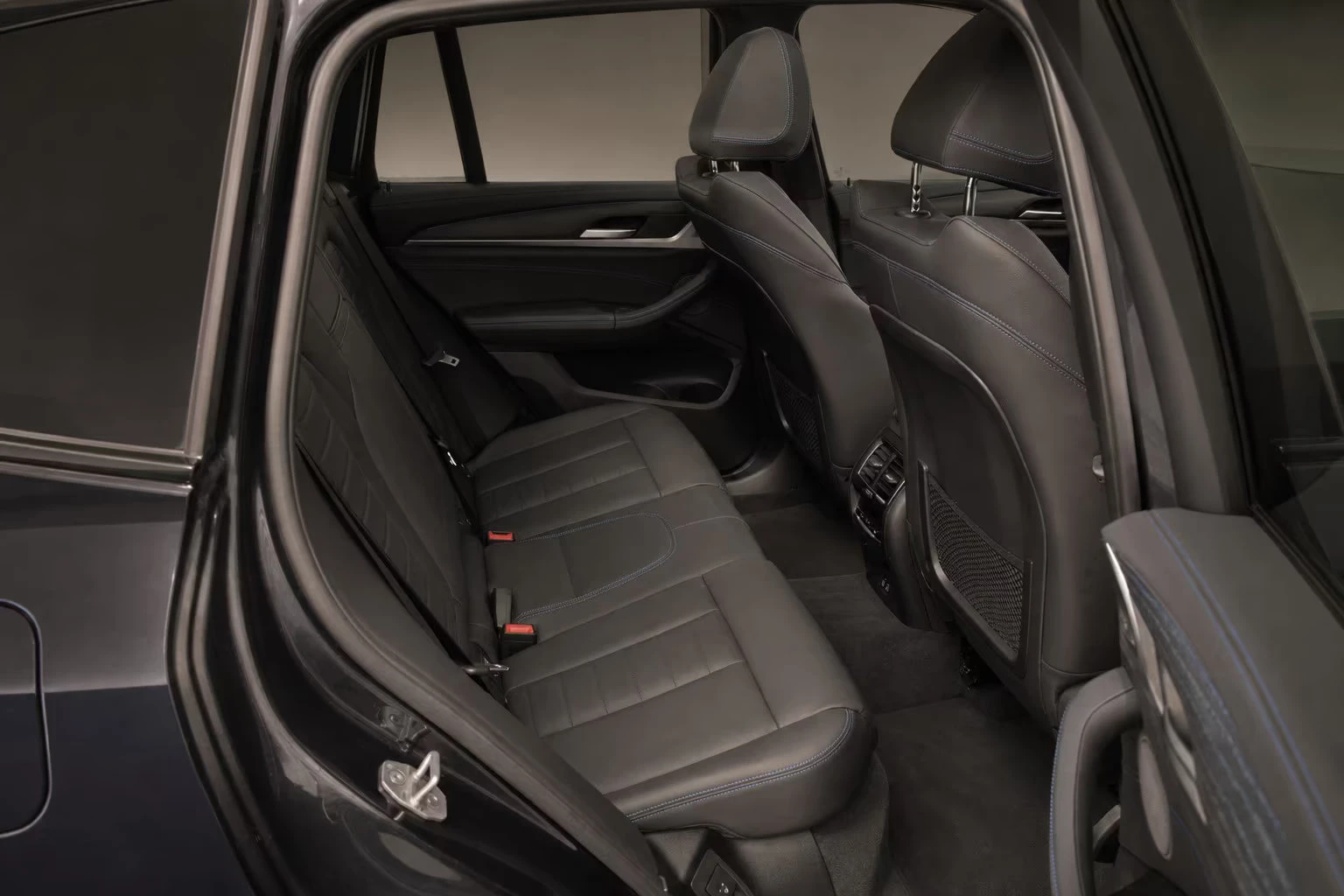 BMW iX3 M SPORT/286HP/PANO/LASER/ACC/HUD/360/530z, снимка 15 - Автомобили и джипове - 55142433