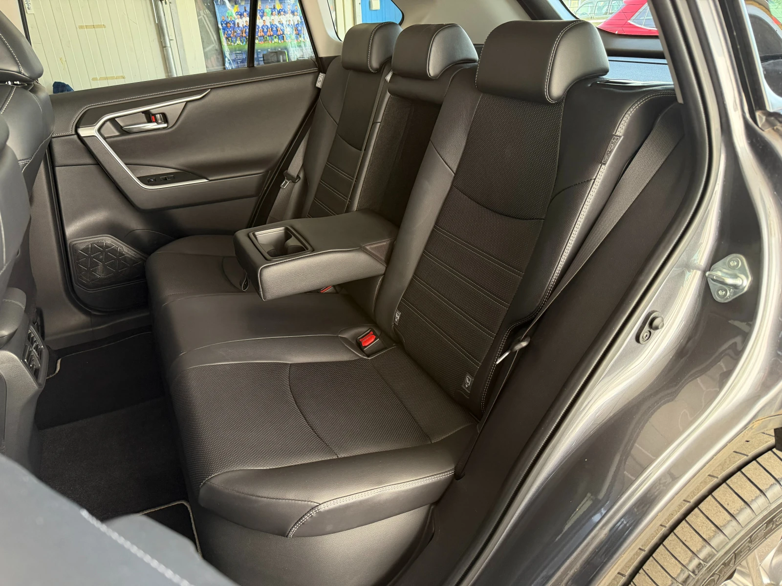 Toyota Rav4 2.5 4x4* Hybrid* СЕРВИЗНА КНИЖКА С ПЪЛНА ИСТОРИЯ , снимка 10 - Автомобили и джипове - 55824215
