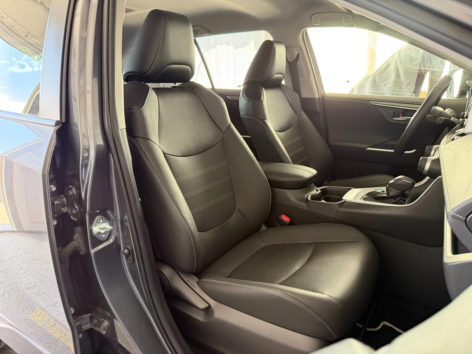 Toyota Rav4 2.5 4x4* Hybrid* СЕРВИЗНА КНИЖКА С ПЪЛНА ИСТОРИЯ , снимка 13 - Автомобили и джипове - 55824215