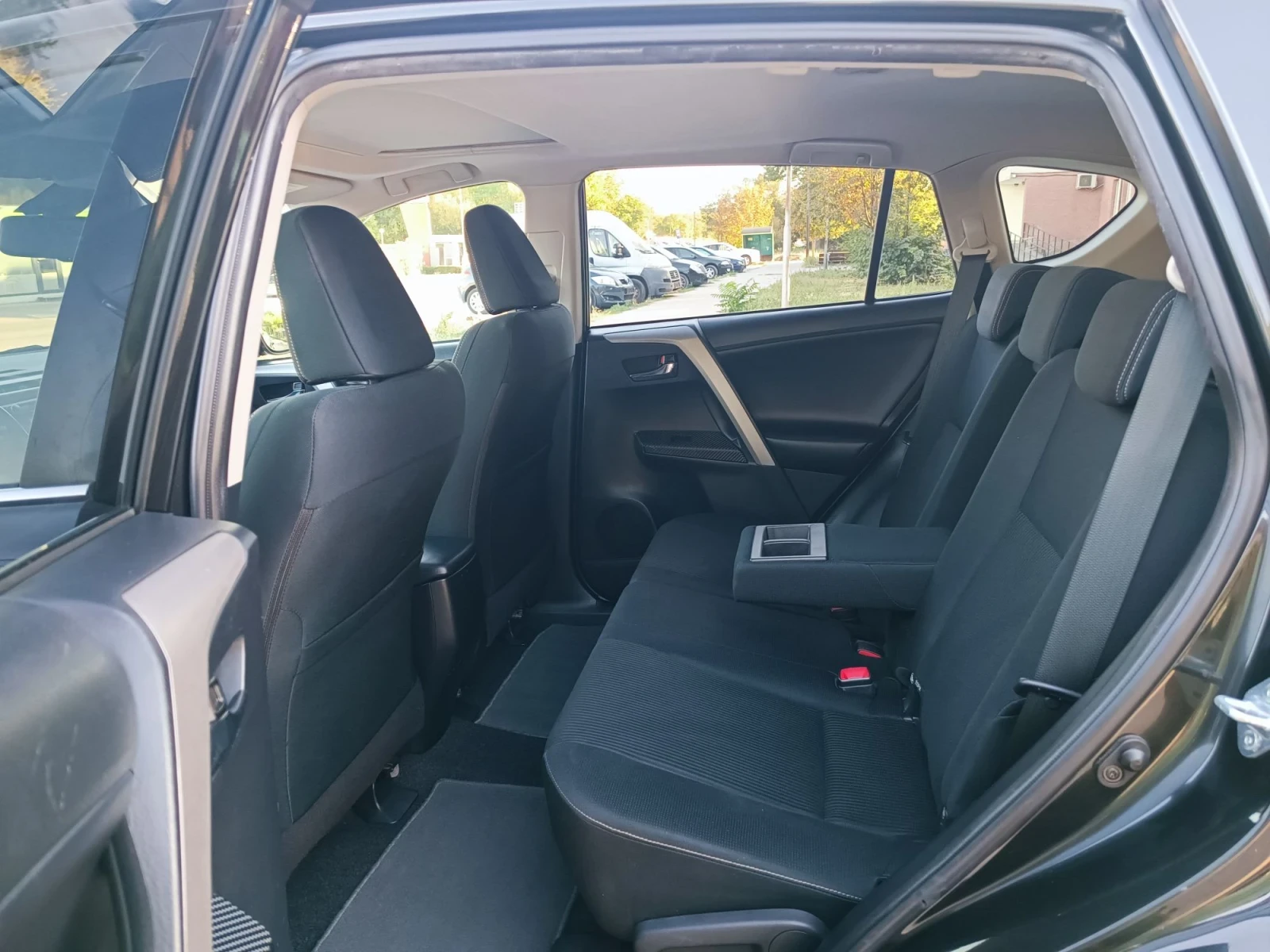 Toyota Rav4 2.0i-151кс-ШВЕЙЦАРИЯ-РЪЧКА-6ск-4Х4, снимка 11 - Автомобили и джипове - 56014931