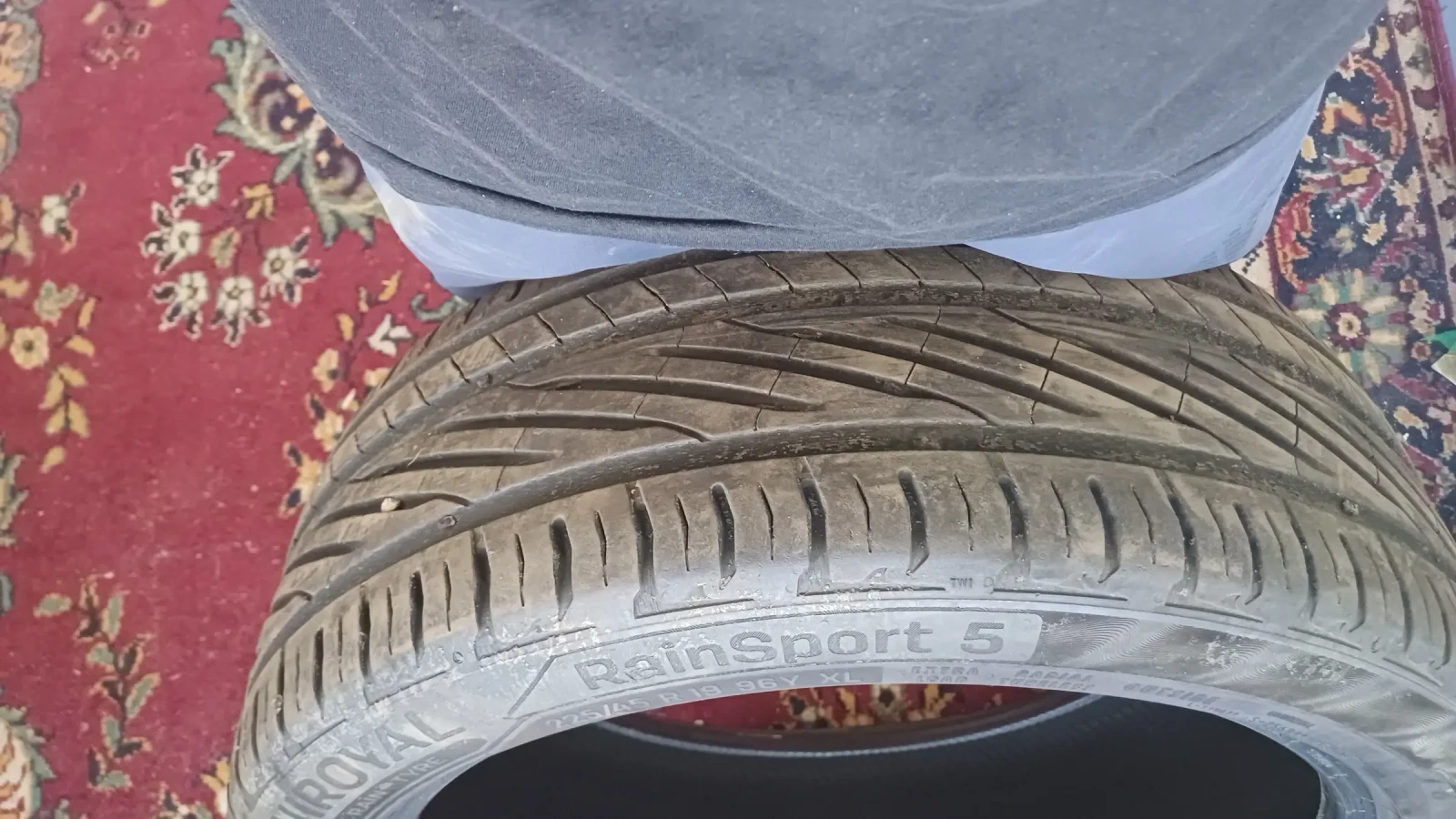 Гуми Летни 225/45R19, снимка 2 - Гуми и джанти - 56120574